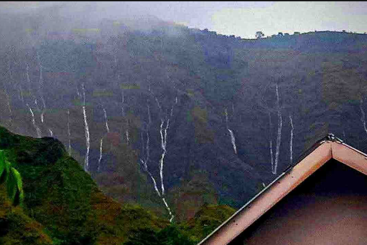 Munculnya Fenomena Gunung Menangis di Lombok Timur Bikin Panik, Hal Ini Diduga jadi Penyebab!