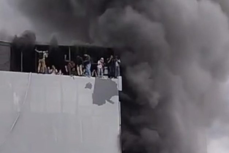 Video Viral Kebakaran Gedung Terra Drone Jakarta Pusat Diduga Karena Baterai Meledak